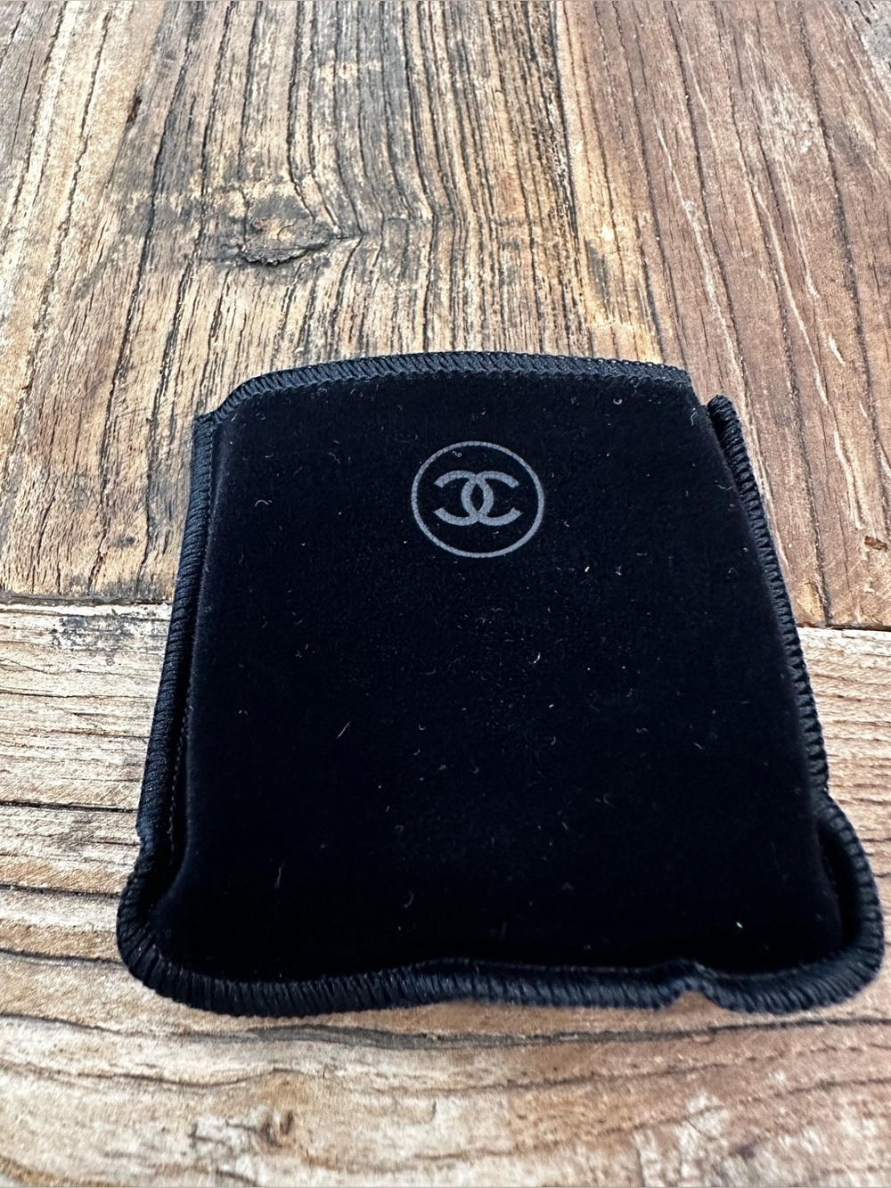 CHANEL Ombre Première Powder Eyeshadow - Black & Gold Packaging - Picture 4 of 8